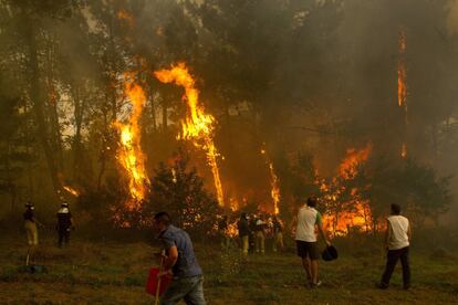 Un grup de veïns treballa en l'incendi a la zona de Zamanes, Vigo.