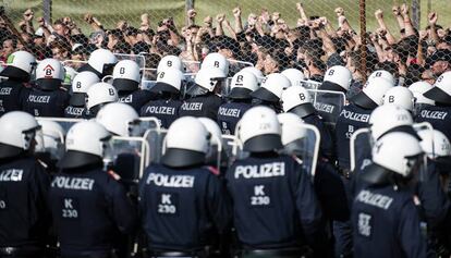 Una nueva unidad de la Policía austriaca durante una simulación con figurantes, en junio en Spielfeld.
