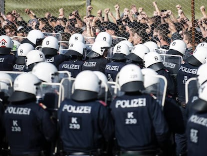 Una nueva unidad de la Policía austriaca durante una simulación con figurantes, en junio en Spielfeld.