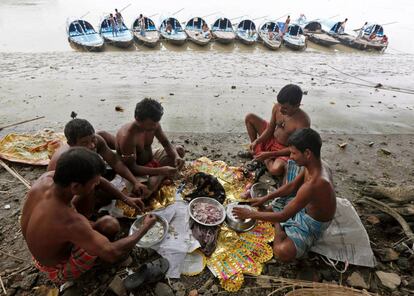 Workers chop vegetables before preparing their meal on the banks of the river Ganga in Kolkata, India, November 1, 2016. REUTERS/Rupak De Chowdhuri