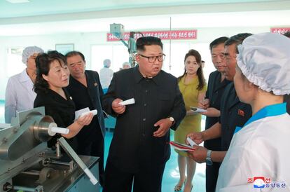 El líder norcoreano Kim Jong Un y su esposa Ri Sol Ju, visitan la fábrica de cosméticos Sinuiju, en Sinuiju (Corea del Norte).