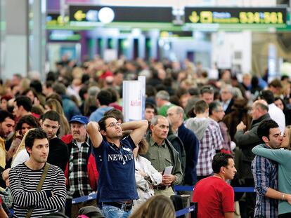 Aspecto que presentaba la terminal 2 del aeropuerto de Madrid-Barajas que se encuentra en situación "rate cero", lo que significa cerrado a las operaciones de aterrizaje y despegue, tras haber abandonado los controladores sus puestos de trabajo.