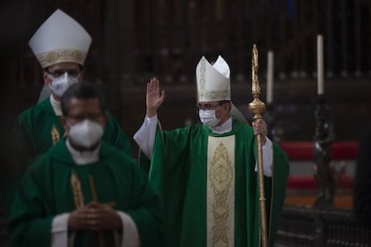 Primera misa en la Catedral de Ciudad de México durante la nueva normalidad.