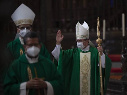 Primera misa en la Catedral de Ciudad de México durante la nueva normalidad.