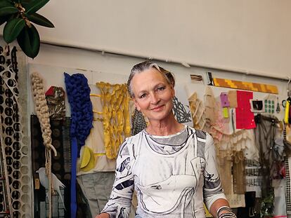 <b>La presencia invisible.
Petra Blaisse con la maqueta de su instalación en La Casa Encendida de Madrid.</b>