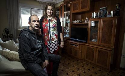 Luis Antón, hijo de Francisca Leo, y Carmen Valle en su casa de Madrid