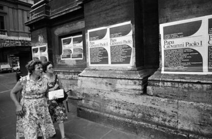 Unas mujeres leen, en septiembre de 1978, carteles en los muros del Vaticano en los que se da la bienvenida a la elección de Juan Pablo I.