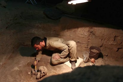 Un arqueólogo trabaja en un enterramiento del yacimiento arqueológico Lapa do Santo, en Lagoa Santa, Brasil.