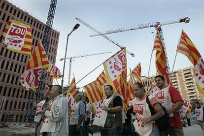 Un grupo de trabajadores en la futura Ciudad Judicial de Hospitalet durante el paro.