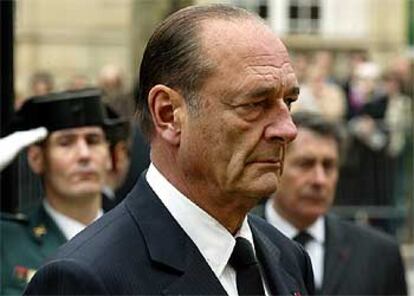 El presidente francés, Jacques Chirac, guarda tres minutos de silencio ayer ante la Embajada de España en París.