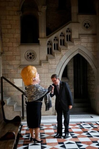 Encuentro entre la Grossa de Nadal y el presidente Artur Mas en el Palau de la Generalitat.