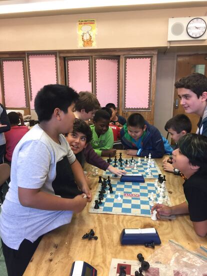 Una clase de ajedrez en el colegio público 318 de Brooklyn