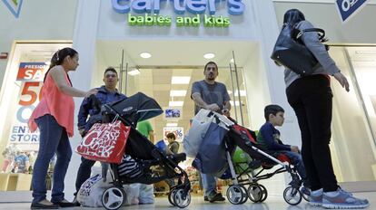 Familias de compras en un centro comercial en Miami
