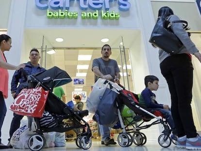 Familias de compras en un centro comercial en Miami
