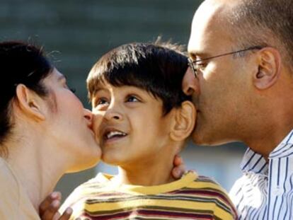 El pequeño Zain Hashmi recibe besos de sus padres tras ganar ayer una larga batalla judicial.
