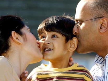 El pequeño Zain Hashmi recibe besos de sus padres tras ganar ayer una larga batalla judicial.