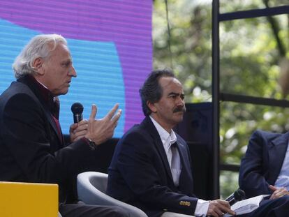 Álex Grijelmo, director de la Escuela UAM-EL PAÍS, junto a Jorge Cardona, editor general de 'El Espectador', y Javier Darío Restrepo, director del consultorio ético de la FNPI. 