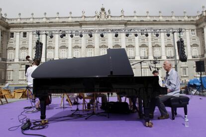 El pianista polaco Janusz Olejniczak en la Plaza de Oriente de Madrid.