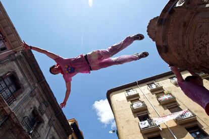 Un joven se lanza sobre el público desde la fuente de Navarrería.