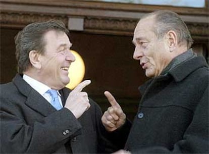 Schröder (izquierda) y Chirac bromean en su encuentro de ayer.
