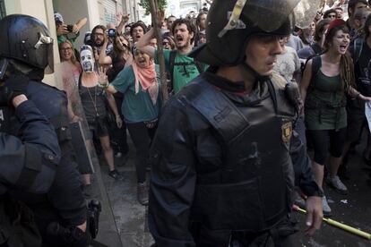 Manifestantes increpan a los Mosos d'Esquadra durante la concentración.