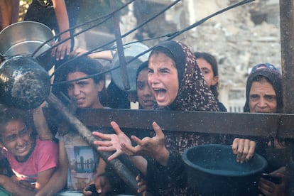 Una joven grita desesperada durante el reparto de comida en una cocina solidaria en la ciudad de Gaza, el pasado 7 de julio.