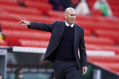 
El hasta ahora entrenador del Real Madrid, Zinedine Zidane, ha anunciado que no seguirá al frente del equipo la próxima temporada, a pesar de que todavía le restaba un año de contrato. Esta es la tercera vez que Zidane deja el club: la primera, como futbolista, en el año 2006; más tarde, en mayo de 2018, menos de una semana después de ganar su tercera Champions consecutiva como entrenador del Madrid; y finalmente, ahora. Atrás deja un palmarés como técnico del equipo con dos Ligas, dos Supercopas de España, tres Champions y dos Supercopas de Europa.