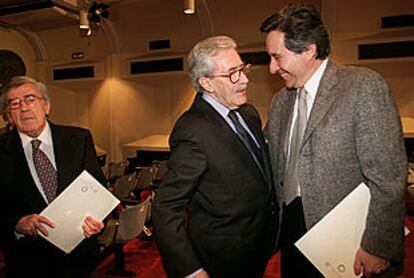 Jesús de la Serna, junto a su hermano Jaime, recibe el saludo de Iñaki Gabilondo.