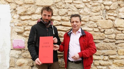  Yves Berger, hijo del escritor recogiendo la medalla goyesca como hijo adoptivo de Fuendetodos de la mano del Alcalde Enrique Salue&ntilde;a.