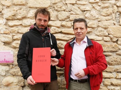  Yves Berger, hijo del escritor recogiendo la medalla goyesca como hijo adoptivo de Fuendetodos de la mano del Alcalde Enrique Salue&ntilde;a.