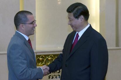 El vicepresidente de Venezuela saluda a Xi Jinping.