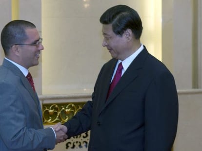 El vicepresidente de Venezuela saluda a Xi Jinping.