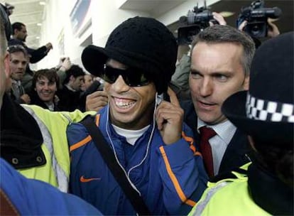 Llegada de Ronaldinho al aeropuerto John Lennon