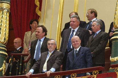 Al debate también asiste una representación del Senado italiano. En la imagen, los miembros de la delegación agradecen a los congresistas sus aplausos.