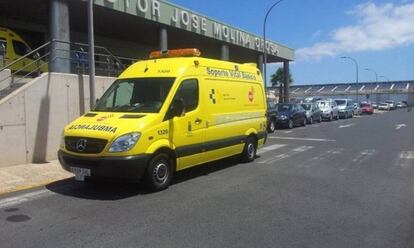 Ambulancia frente al hospital doctor José Molina Orosa.