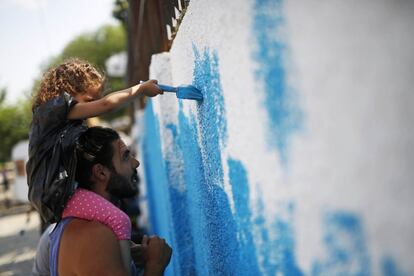 Los niños de la Escuela de Verano y el colectivo Boa Mistura llenan de color y música las fachadas de La Cañada.