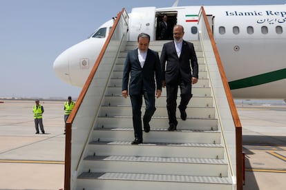 El ministro de Exteriores de Irán, Abas Araqchi (izquierda), a su llegada a Mascate para la negociacion con EE UU, este domingo.