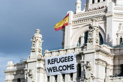 Pancarta en el ayuntamiento de Madrid dando la bienvenida a los refugiados.