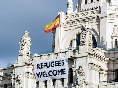 Pancarta en el ayuntamiento de Madrid dando la bienvenida a los refugiados.