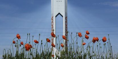 Una torre de la planta solar de Solucar de Abengoa.