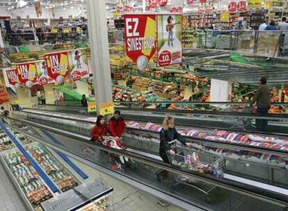 Vista de los accesos interiores al hipermercado de Eroski en Max Center, en Barakaldo.