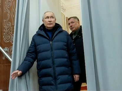 El presidente ruso, Vladímir Putin, en una imagen difundida por los medios estatales de su país, visitaba este domingo el teatro de Mariupol (Ucrania).