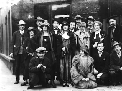 Algunos de los artistas en intelectuales del París de los años 20, de Ezra Pound (de pie en el extremo izquierdo) a Jane Cocteau (con bastón) pasando por Mina Loy (arrodillada en el suelo).