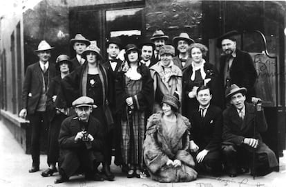 Alguns dos artistas e intelectuais de Paris dos anos 1920, de Ezra Pound (de pé na ponta esquerda) a Jane Cocteau (com bengala), passando por Mina Loy (ajoelhada).