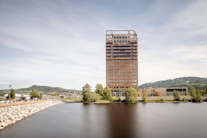 Mjøstårnet, la torre del Lago Mjøsa, en el pequeño municipio noruego de Brumunddal, ostenta el actual récord de altura en madera con sus 18 plantas y 85,5 metros. 