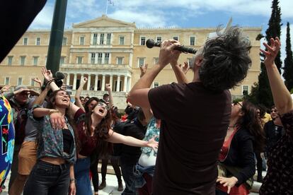Un grupo de músicos toca en la plaza Sintagma (Atenas) durante una manifestación de los trabajadores del mundo de la cultura.