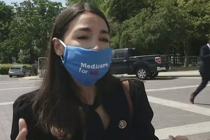 Alexandria Ocasio-Cortez - La mediática congresista demócrata de Nueva York lució en su cuenta de Instagram esta mascarilla customizada con la que reivindica la necesidad de una sanidad pública universal en el país (Medicare for all). Ocasio-Cortez también ha promovido una campaña entre sus simpatizantes para recaudar dinero para comprar mascarillas para los trabajadores en primera línea, repartiendo más de 50.000.