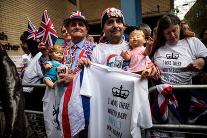 Un grupo de ciudadanos se congrega frente al hospital St Mary a espera de que se anuncie el nacimiento del tercer hijo de los Duques de Cambridge.