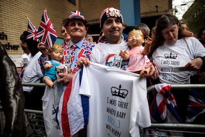 Un grupo de ciudadanos se congrega frente al hospital St Mary a espera de que se anuncie el nacimiento del tercer hijo de los Duques de Cambridge.