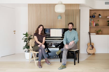 Antonio Fernández y Almudena Díez, retratados en el salón de su casa en Madrid.